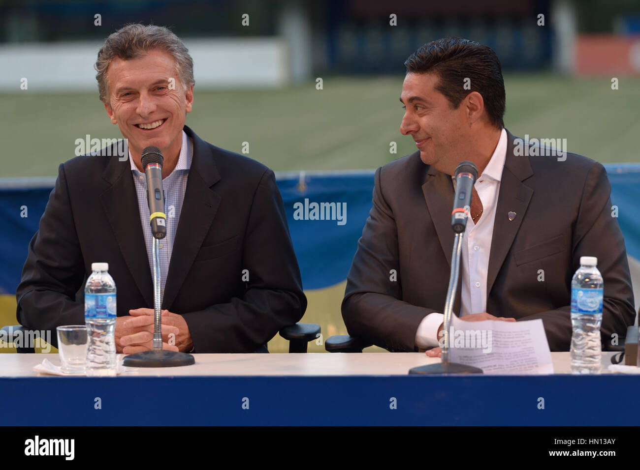 BUENOS AIRES, Argentinien - 2. Dezember 2015: Präsident von Argentinien Mauricio Macri (L) und Präsident der Boca Juniors Daniel Angilici (R). Stockfoto