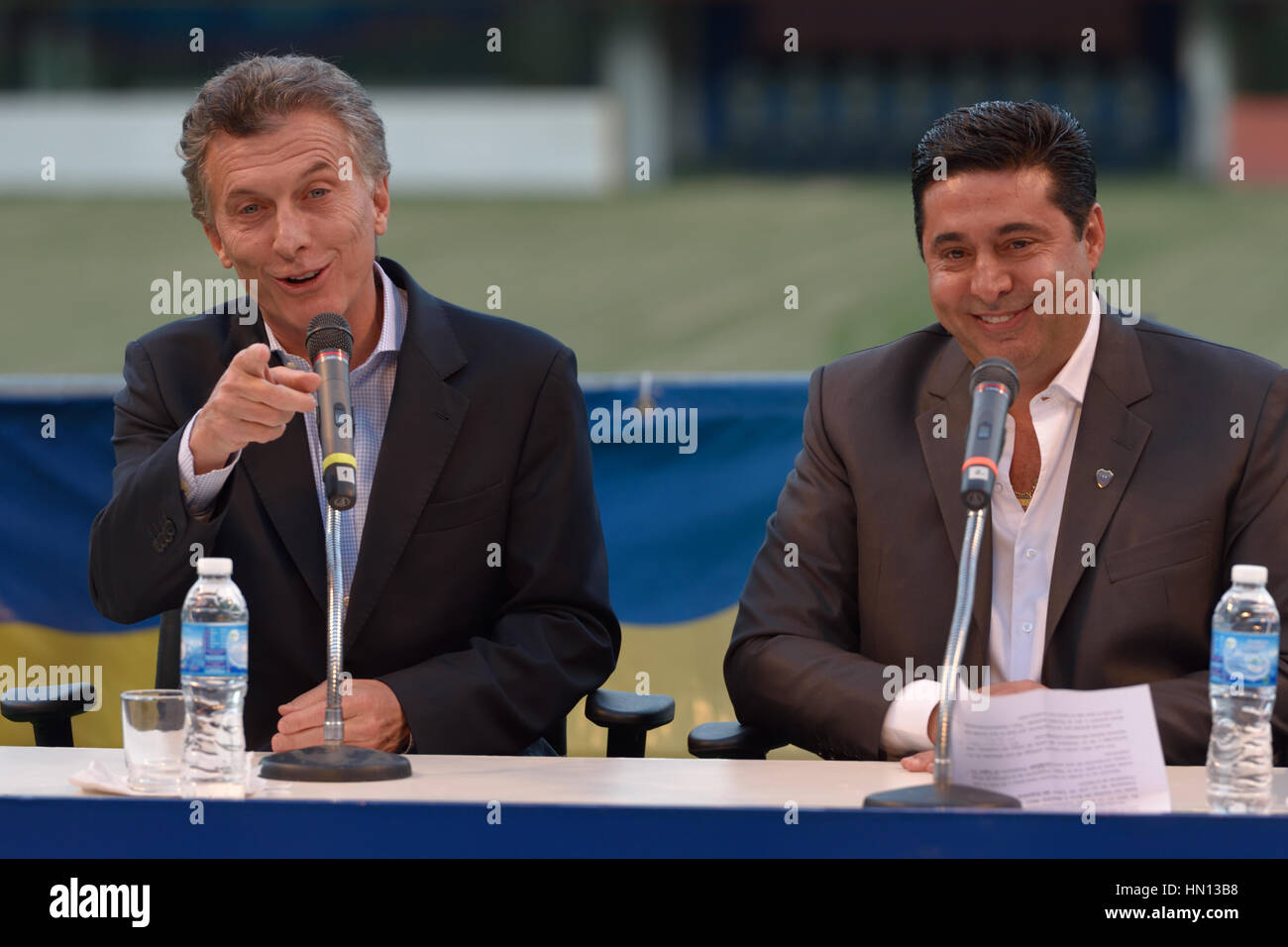BUENOS AIRES, Argentinien - 2. Dezember 2015: Präsident von Argentinien Mauricio Macri (L) und Präsident der Boca Juniors Daniel Angilici (R). Stockfoto