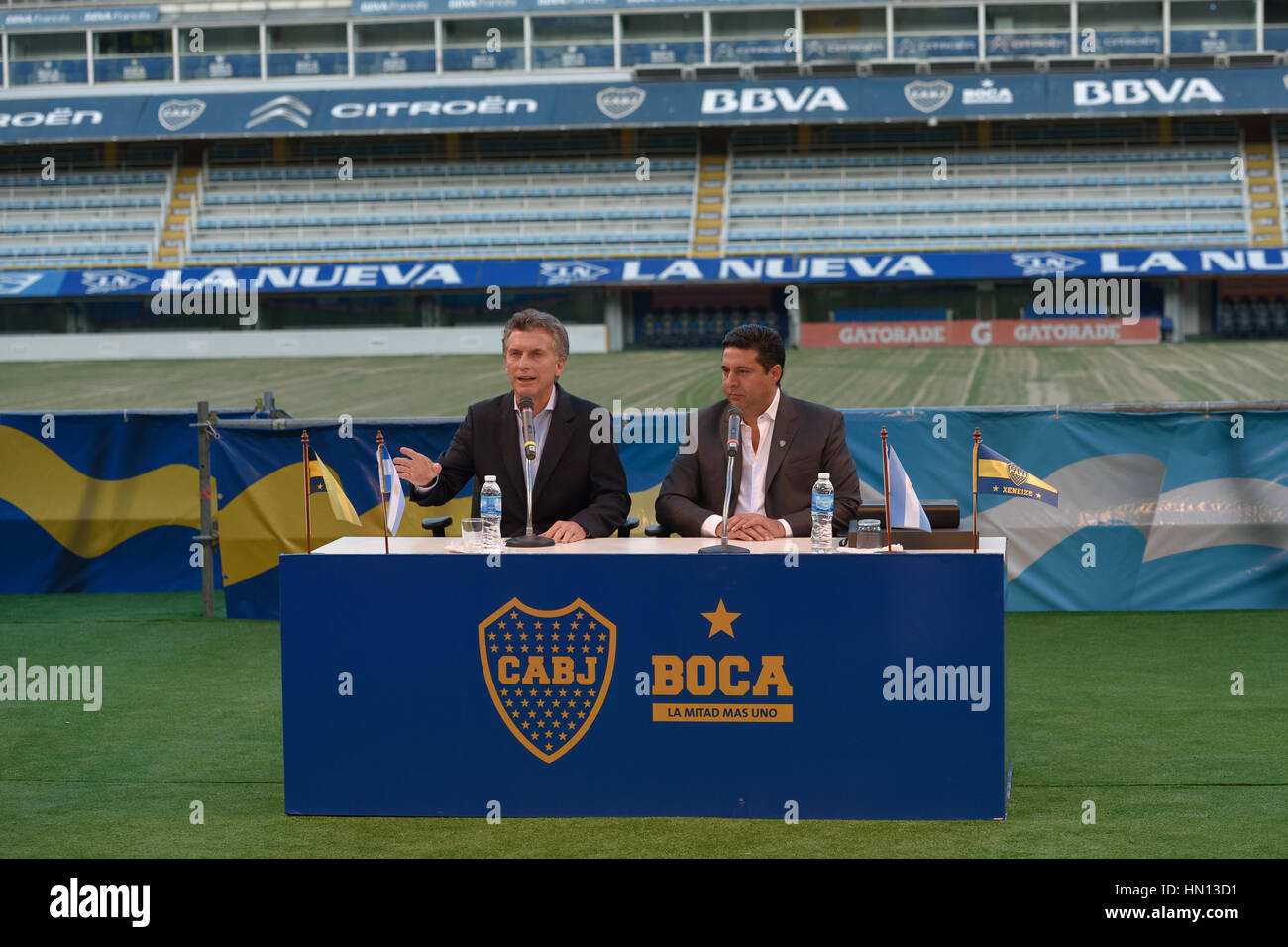 BUENOS AIRES, Argentinien - 2. Dezember 2015: Präsident von Argentinien Mauricio Macri (L) und Präsident der Boca Juniors Daniel Angilici (R). Stockfoto