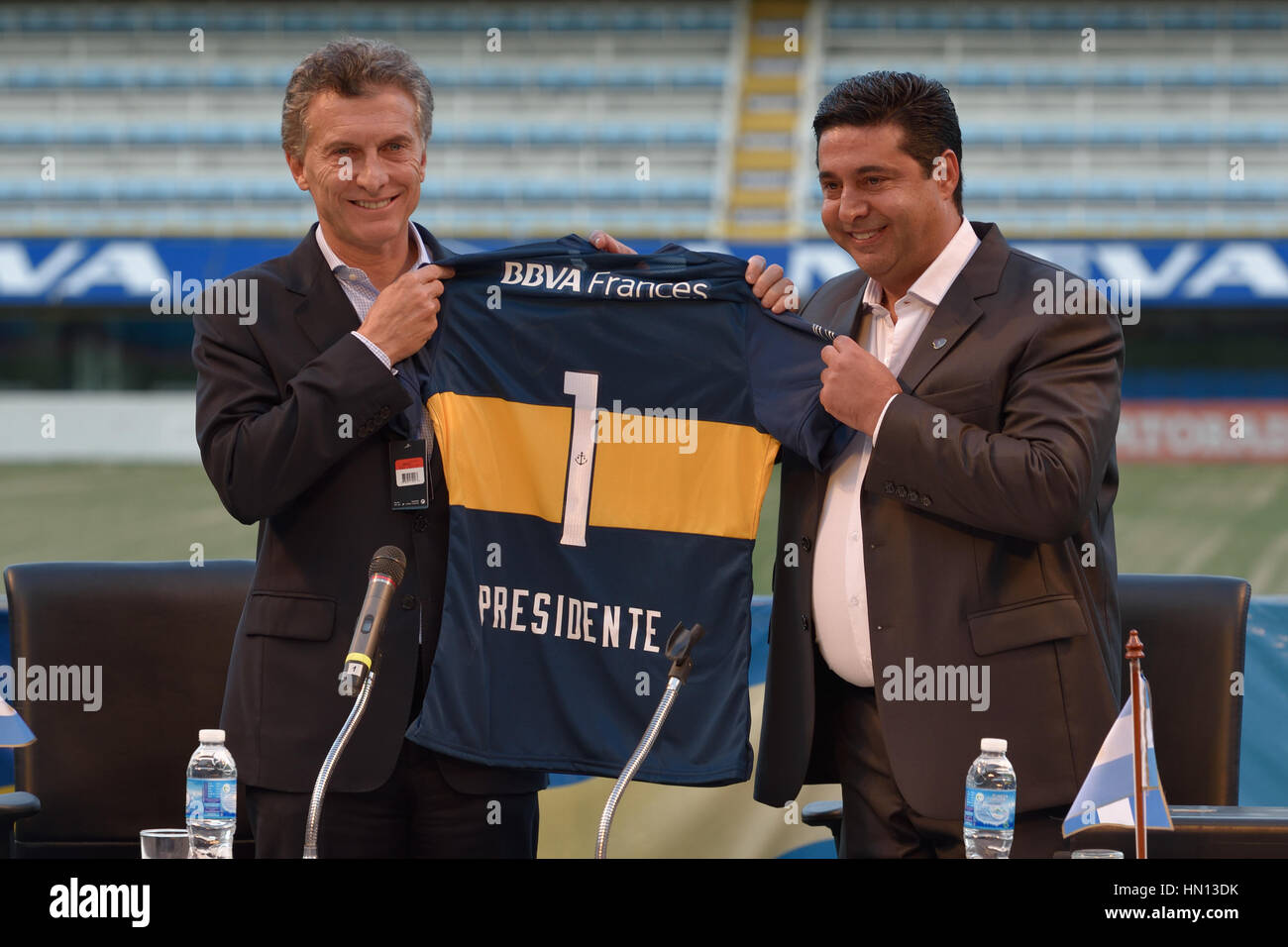 BUENOS AIRES, Argentinien - 2. Dezember 2015: Präsident von Argentinien Mauricio Macri (L) und Präsident der Boca Juniors Daniel Angilici (R). Stockfoto
