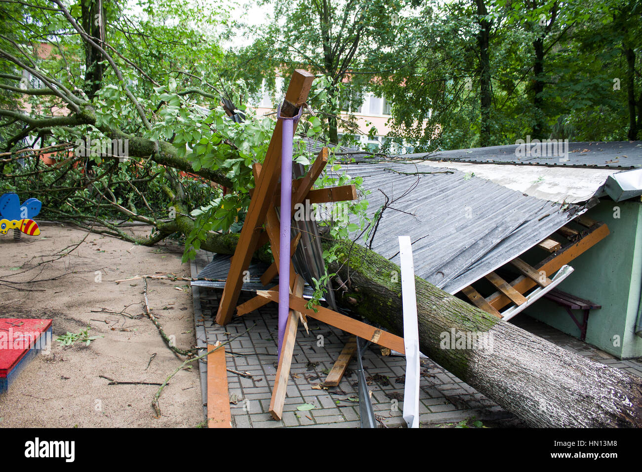 Tornado in der Stadt Minsk, Republik Belarus 13.07.2016, folgen der Naturkatastrophe der Zerstörung von mehr als 100 bewohnten Bauten Stockfoto