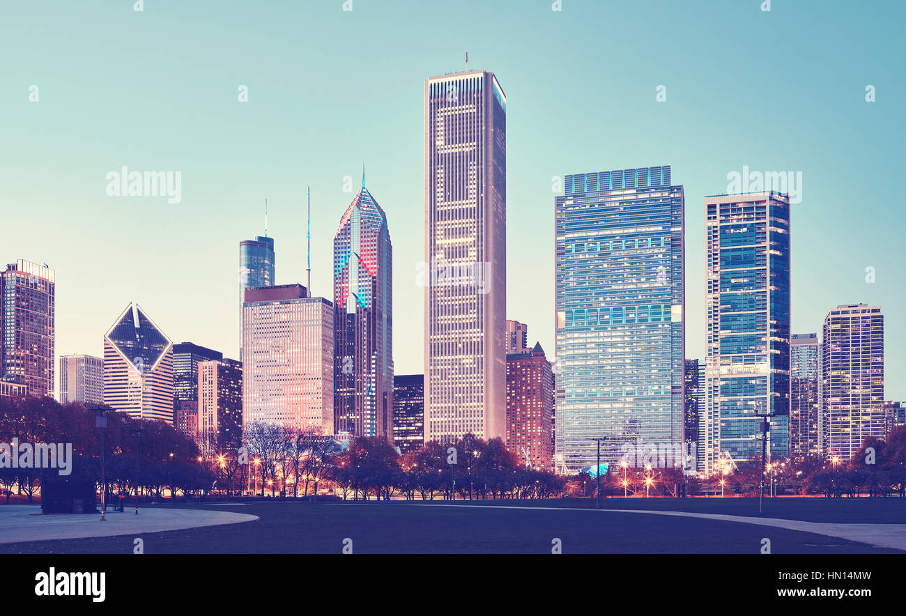 Retro stilisierte Bild von Chicago downtown in der Dämmerung, USA. Stockfoto