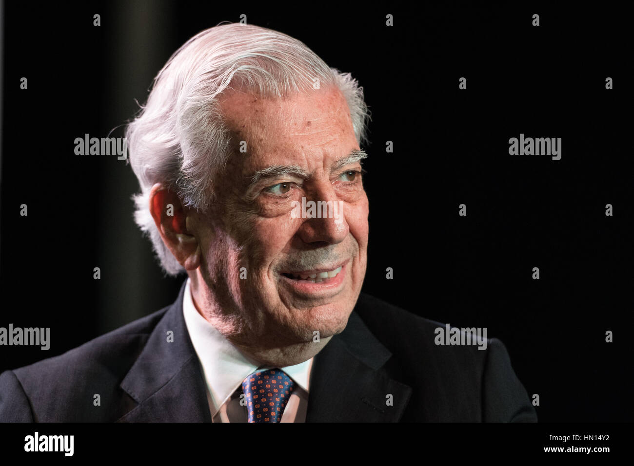 Buenos Aires, Argentinien - 6. Mai 2016: Nobelpreisträger für Literatur Mario Vargas Llosa während der Präsentation seines Buches Cinco Esquinas als Teil von B Stockfoto