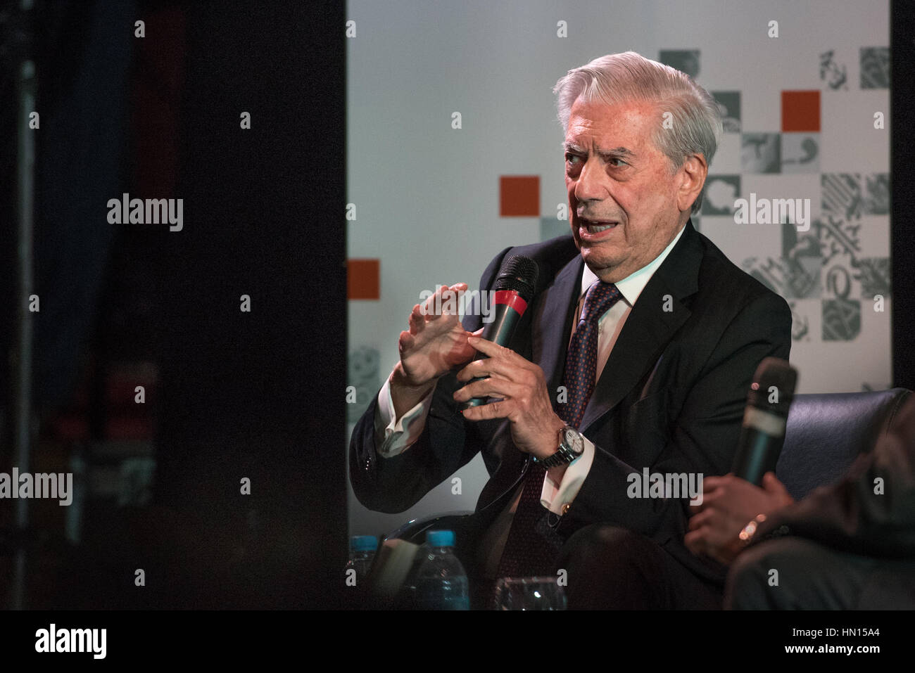 Buenos Aires, Argentinien - 6. Mai 2016: Nobelpreisträger für Literatur Mario Vargas Llosa spricht bei der Präsentation seines Buches Cinco Esquinas als pa Stockfoto