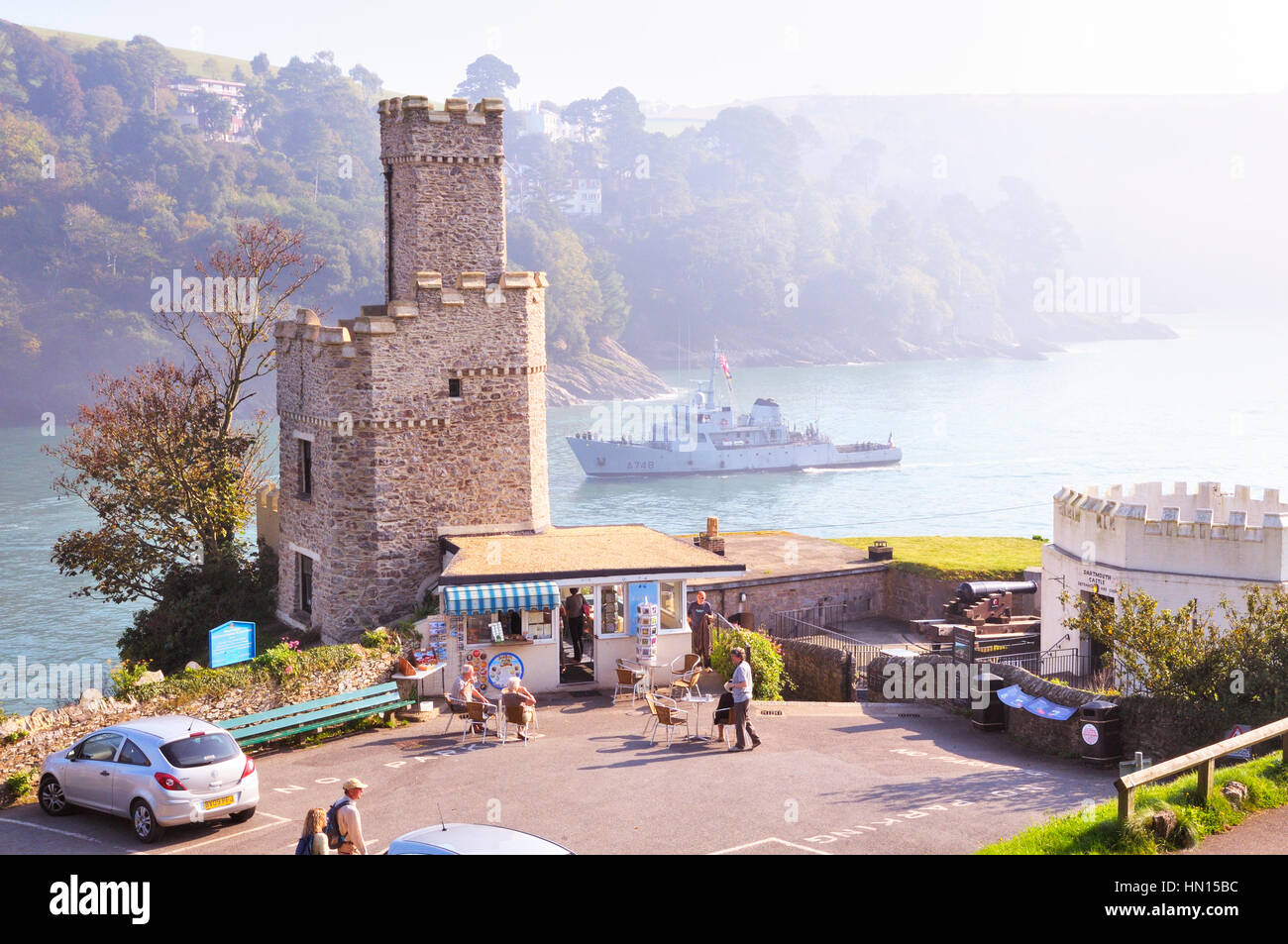 Dartmouth Burg und Tea Rooms mit einem vorbeifahrenden Marine Schiff am Fluss Dart-Mündung, South Hams, Devon, England, UK Stockfoto