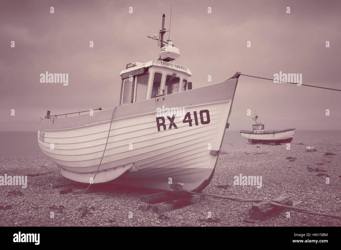 Boote auf dem Kiesstrand bei Dungeness, Kent, England, UK Stockfoto