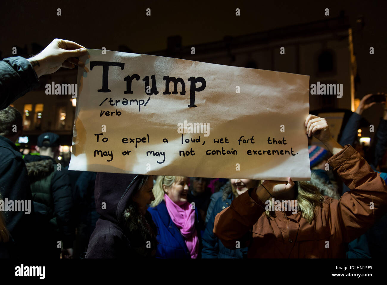 Cardiff protestieren gegen "Muslimische Verbot" Trump - ein Demonstrant hält ein Schild die Wörterbuch-Definition des Wortes "Trumpf" zeigt Stockfoto
