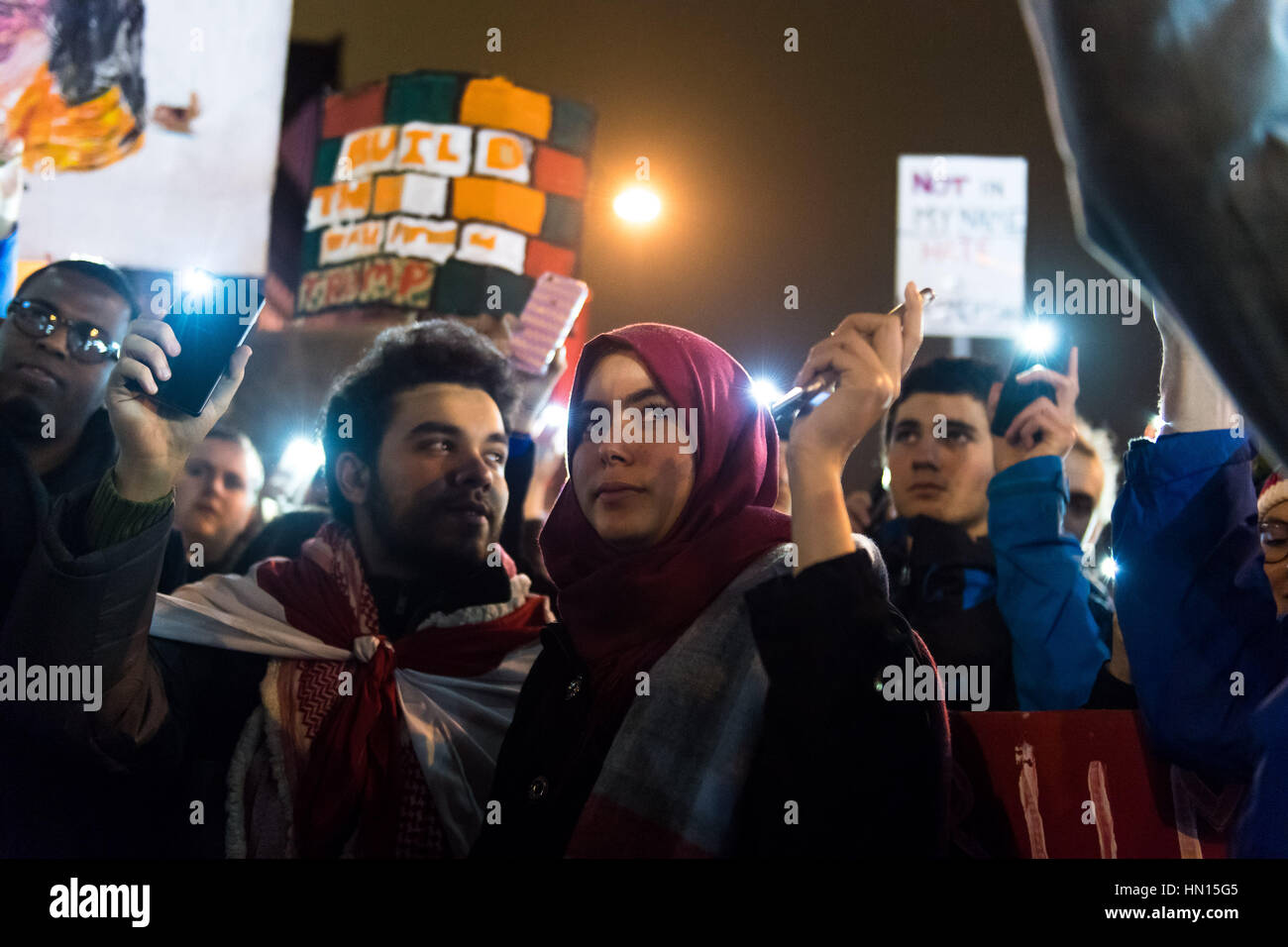 Cardiff protestieren gegen "Muslimische Verbot" Trump - Demonstranten Licht von ihren beweglichen Telefonen in Solidarität mit den Flüchtlingen. Stockfoto
