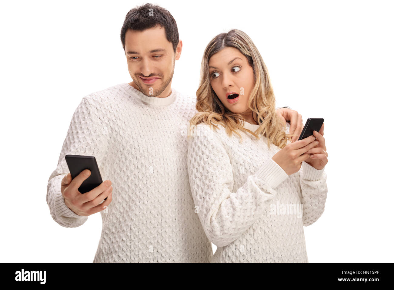 Verärgert Frau betrachten ihres Freundes Telefon isoliert auf weißem Hintergrund Stockfoto