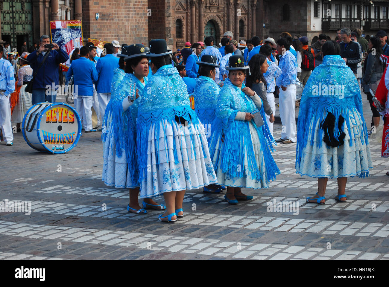 Peruanische einheimischen gekleidet in traditionelle Kleidung, die sich an der Prozession zu einem religiösen Fest, Plaza de Armas, Cusco, Peru Stockfoto