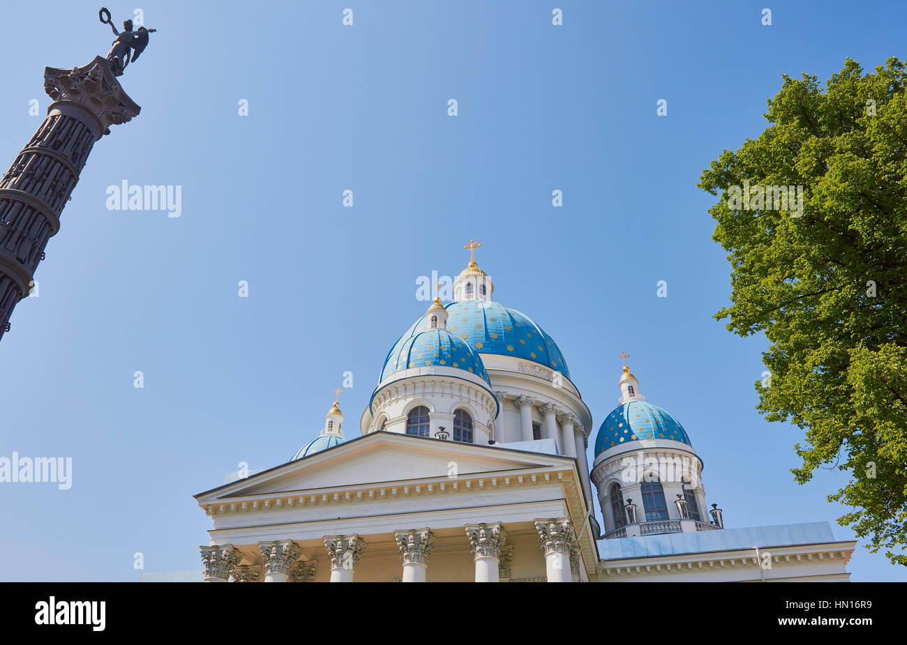 Dreifaltigkeits-Kathedrale und Spalte des Ruhms (Nachbau 2004), St. Petersburg, Russland. Die Spalte ist ein Denkmal für den Sieg im russisch-türkischen Krieg von 1877-78. Stockfoto