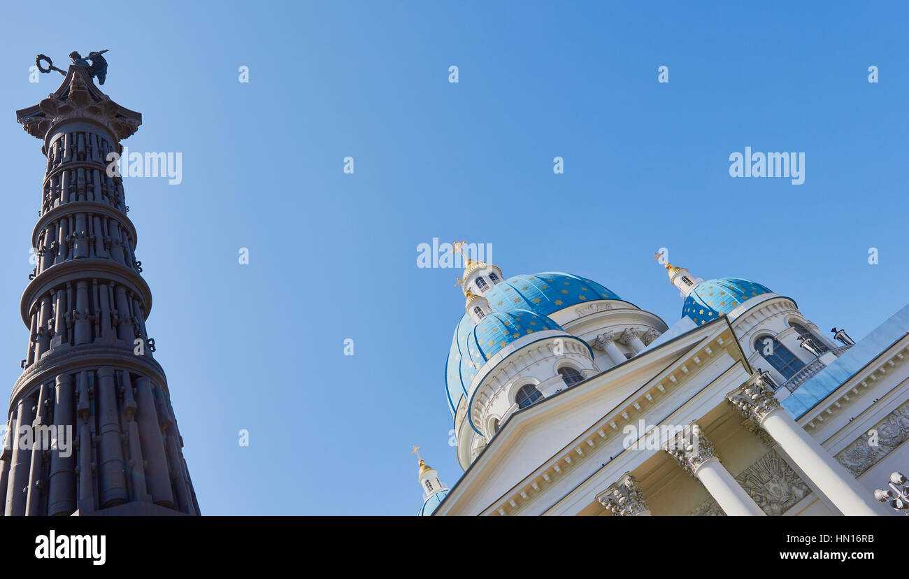 Dreifaltigkeits-Kathedrale und Spalte des Ruhms (Nachbau 2004), St. Petersburg, Russland. Die Spalte ist ein Denkmal für den Sieg im russisch-türkischen Krieg von 1877-78. Stockfoto