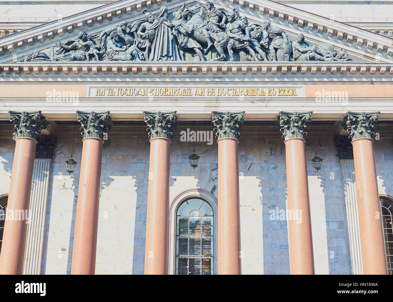 Skulptur und roten Granitsäulen an Fassade des St Isaacs Kathedrale, Sankt Petersburg, Russland Stockfoto