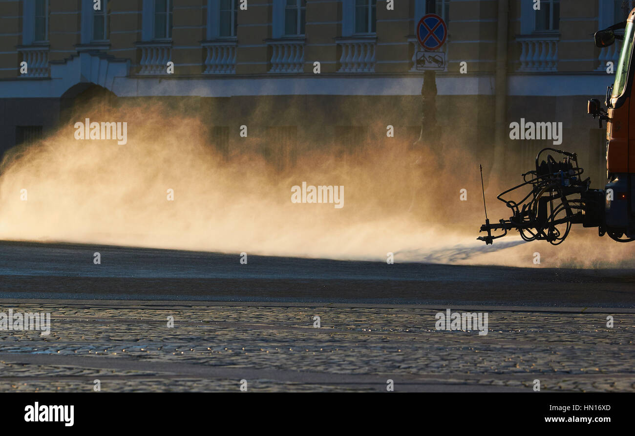 Reinigung von LKW Spritzen Schlossplatz bei Sonnenaufgang, St Petersburg, Russland Stockfoto