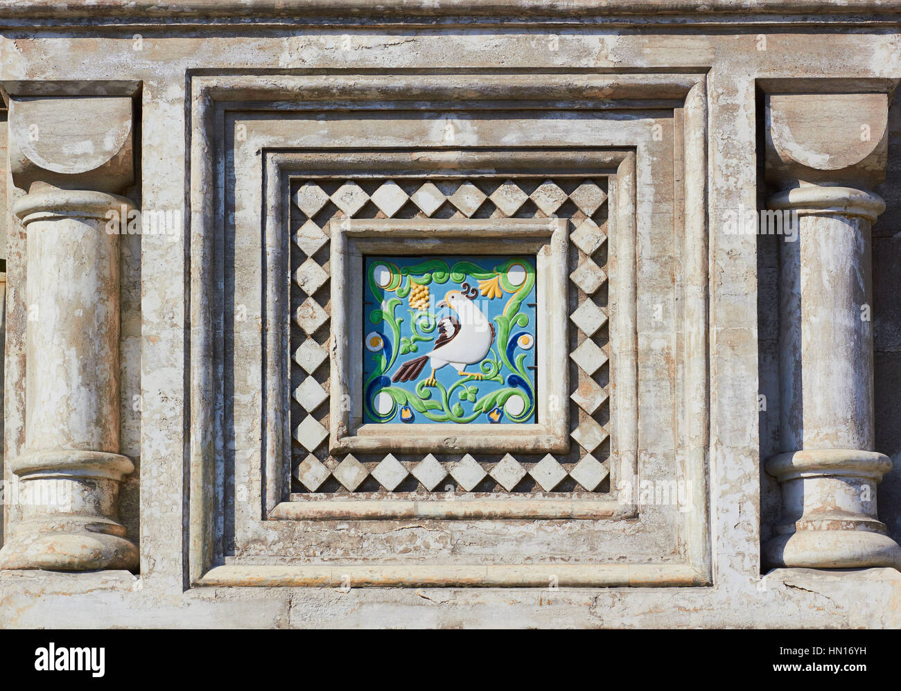 Dekorfliese Vögel und Blumen, Kirche Auferstehungskirche, St. Petersburg, Russland Stockfoto