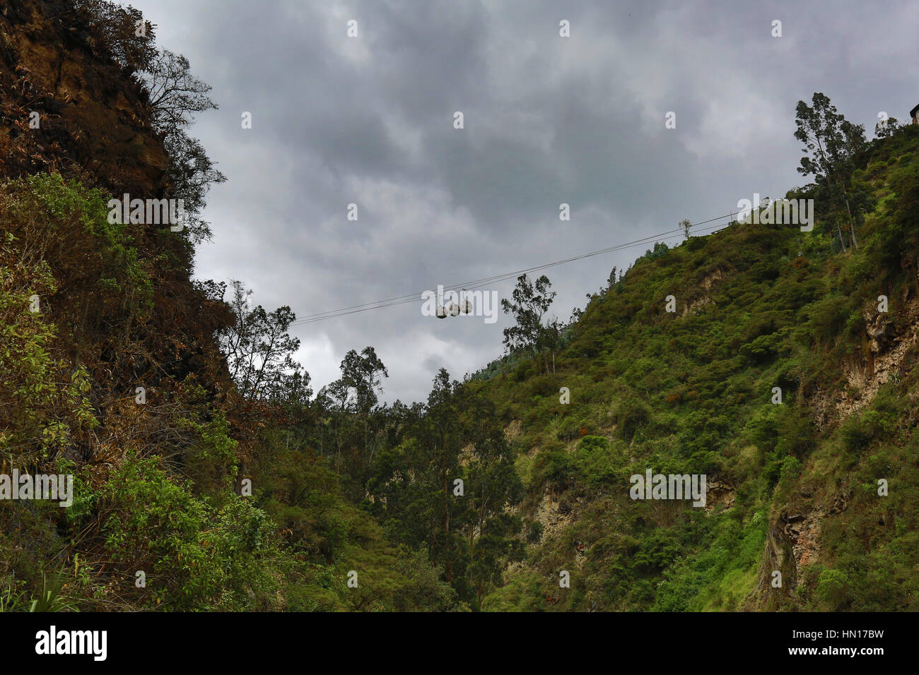 Seilbahnen in das Tal in Richtung Las Lajas Heiligtum absteigend Stockfoto