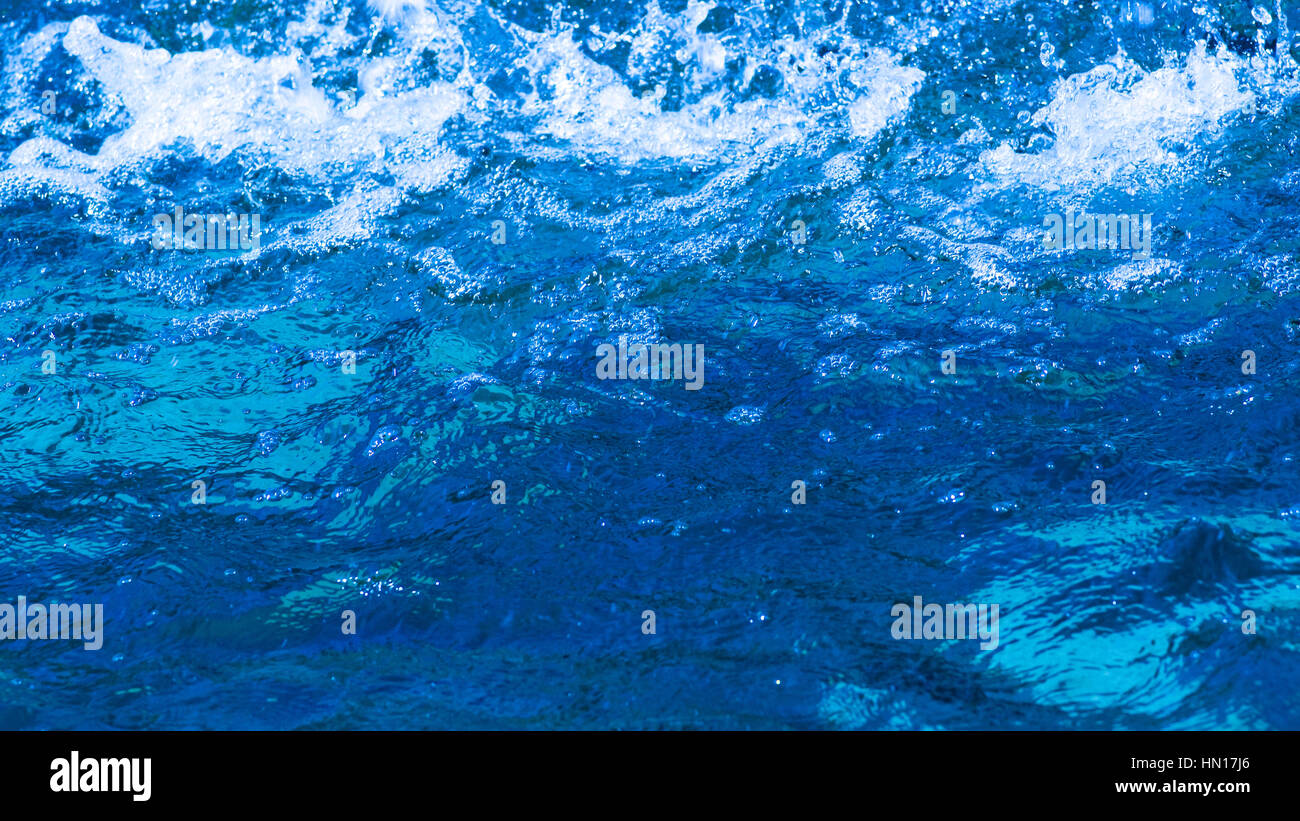 Frisches sauberes klares blaues Wasser Wasser mit einigen weißen kochendes Wasser und Luftblasen im Hintergrund. Die Notwendigkeit zu schützen und zu sauberem Wasser. Stockfoto