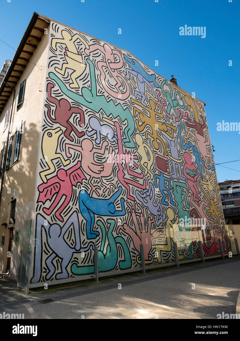 Tuttomondo. Ein Kunstwerk von Keith Haring, 1989, Pisa, Toskana, Italien. Stockfoto