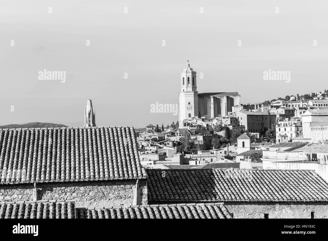 Das mittelalterliche Viertel von Gerona mit Glockenturm der Kathedrale Santa Maria im Hintergrund. Blick von der Forca Vella. Gerona, Costa Brava, Katalonien, Spai Stockfoto