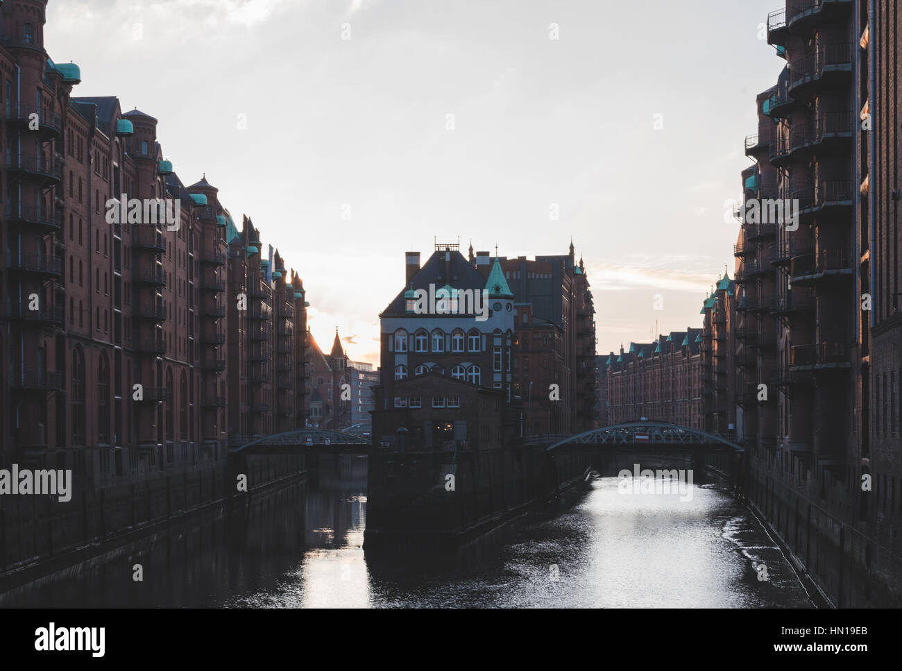 Gebäude und Kanal in der alten Speicherstadt in Hamburg, Deutschland Stockfoto
