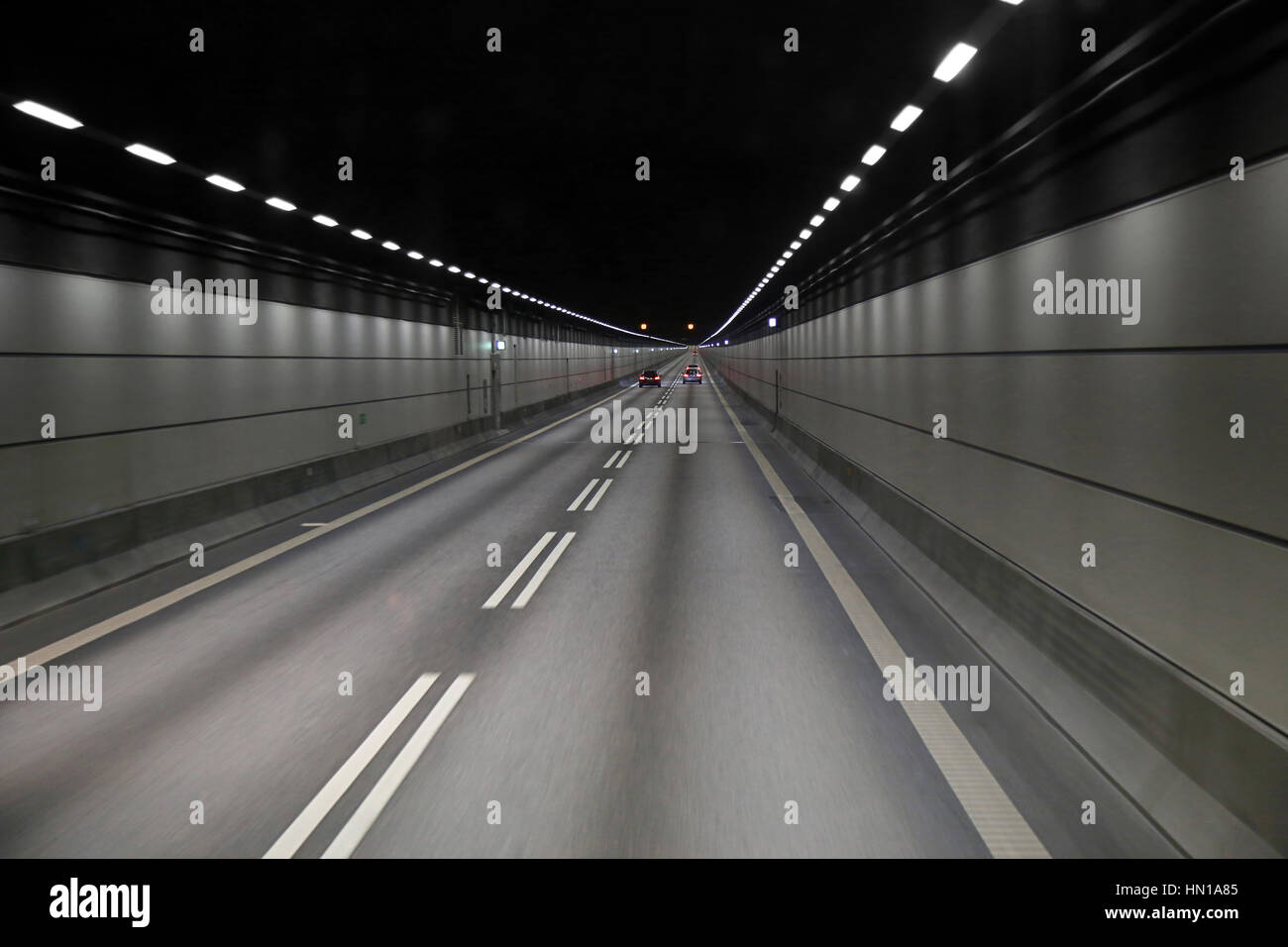 Während Der Fahrt In Einem Tunnel Bemerken Autos in einem Tunnel auf der Öresundbrücke zwischen Schweden und