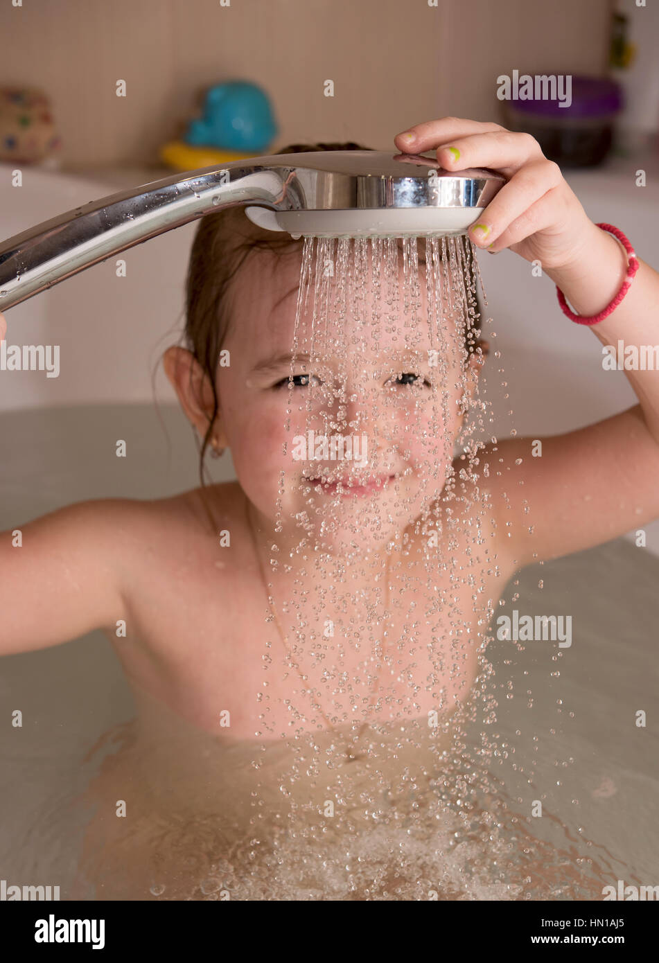 kleines Mädchen in der Dusche wäscht Stockfoto