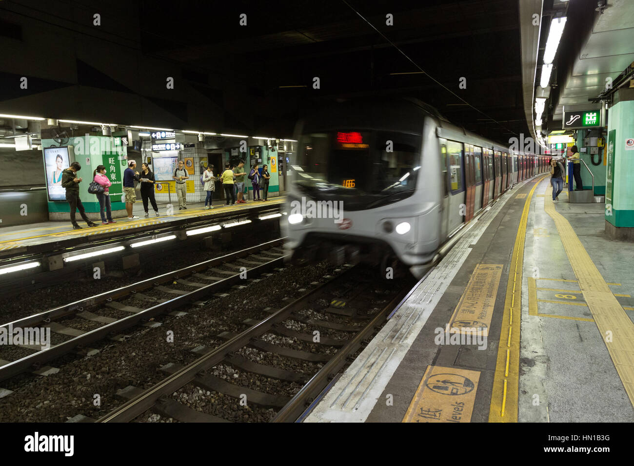Zug der Mong Kok East Station in Hong Kong, China. Stockfoto