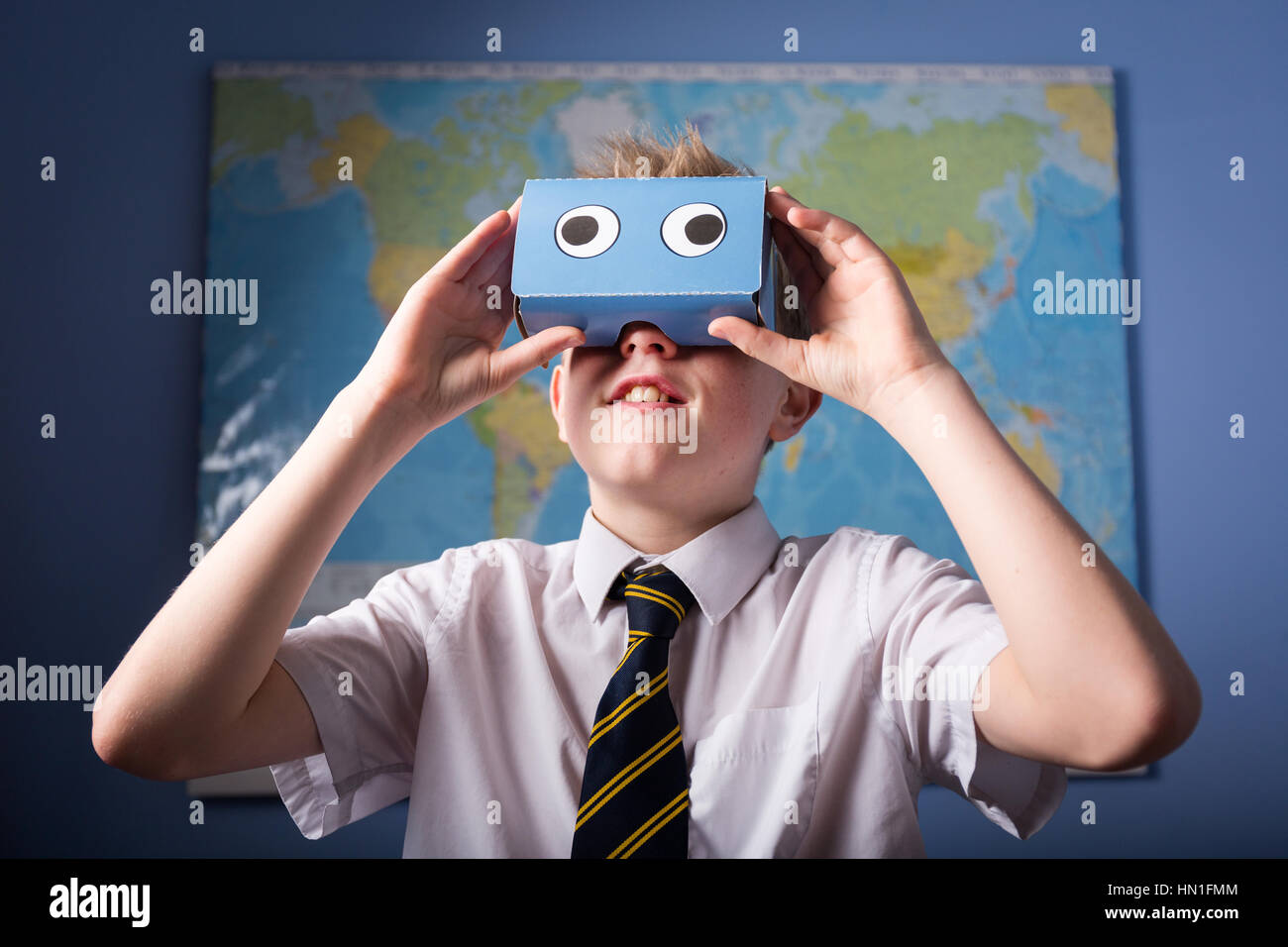 Schüler erforschen die Welt durch eine VR-Virtual-Reality-Kopfhörer Stockfoto