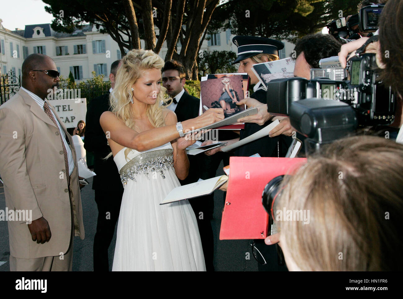 Paris Hilton kommt für die AmfaR-Fundraising-Dinner im Hotel Du Cap in Antibes, Frankreich am 20. Mai 2010. Foto von Francis Specker Stockfoto