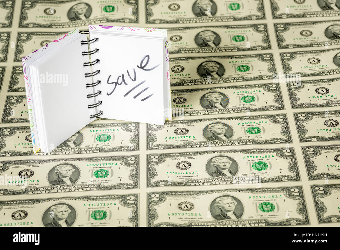 Plan von zwei Fdollar Rechnungen mit dem Wort speichern auf Papier geschrieben Stockfoto