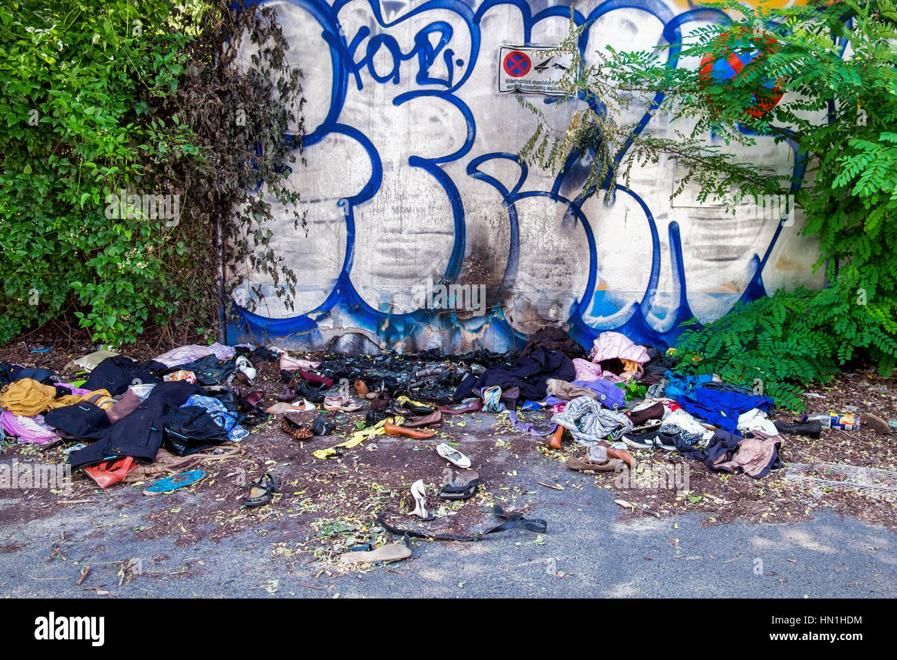 Berlin-Vandalismus, gesammelten Kleidung für Obdachlose Brand gesetzt und zerstört Stockfoto