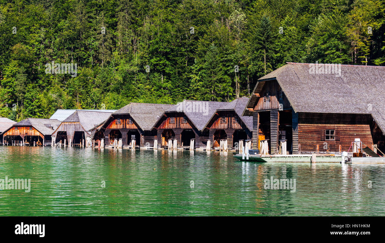 Bootshaus am grünen Wasser Bergsee Königssee, Nationalpark Berchtesgaden, Deutsch Stockfoto