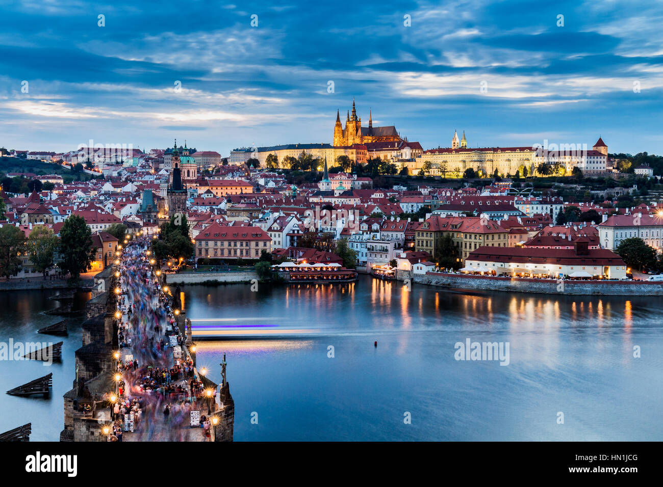 Luftbild von der Brücke Turm der Karlsbrücke und Prager Burg, Tschechische Republik Stockfoto