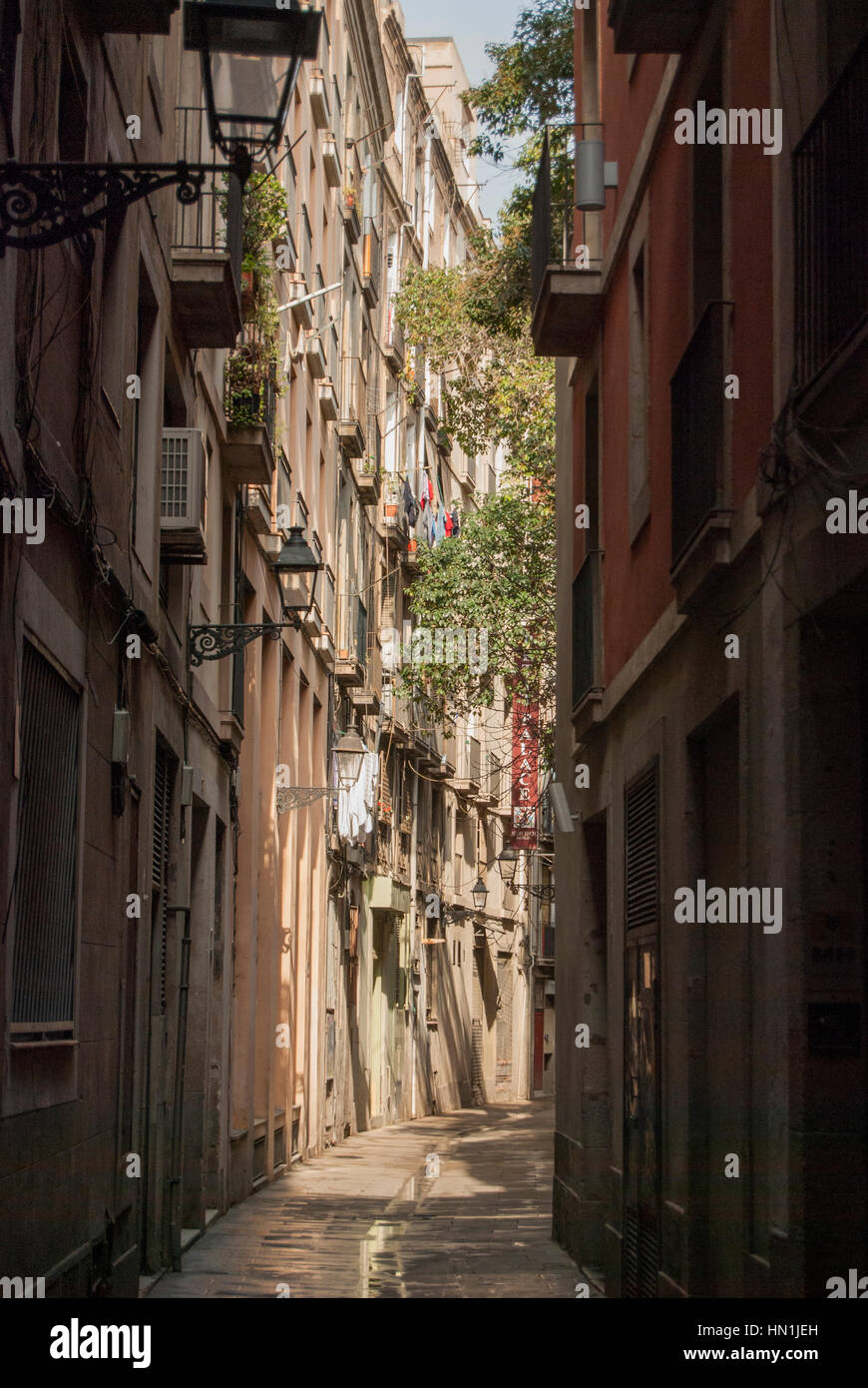 Gasse im gotischen Viertel von Barcelona Spanien. Stockfoto