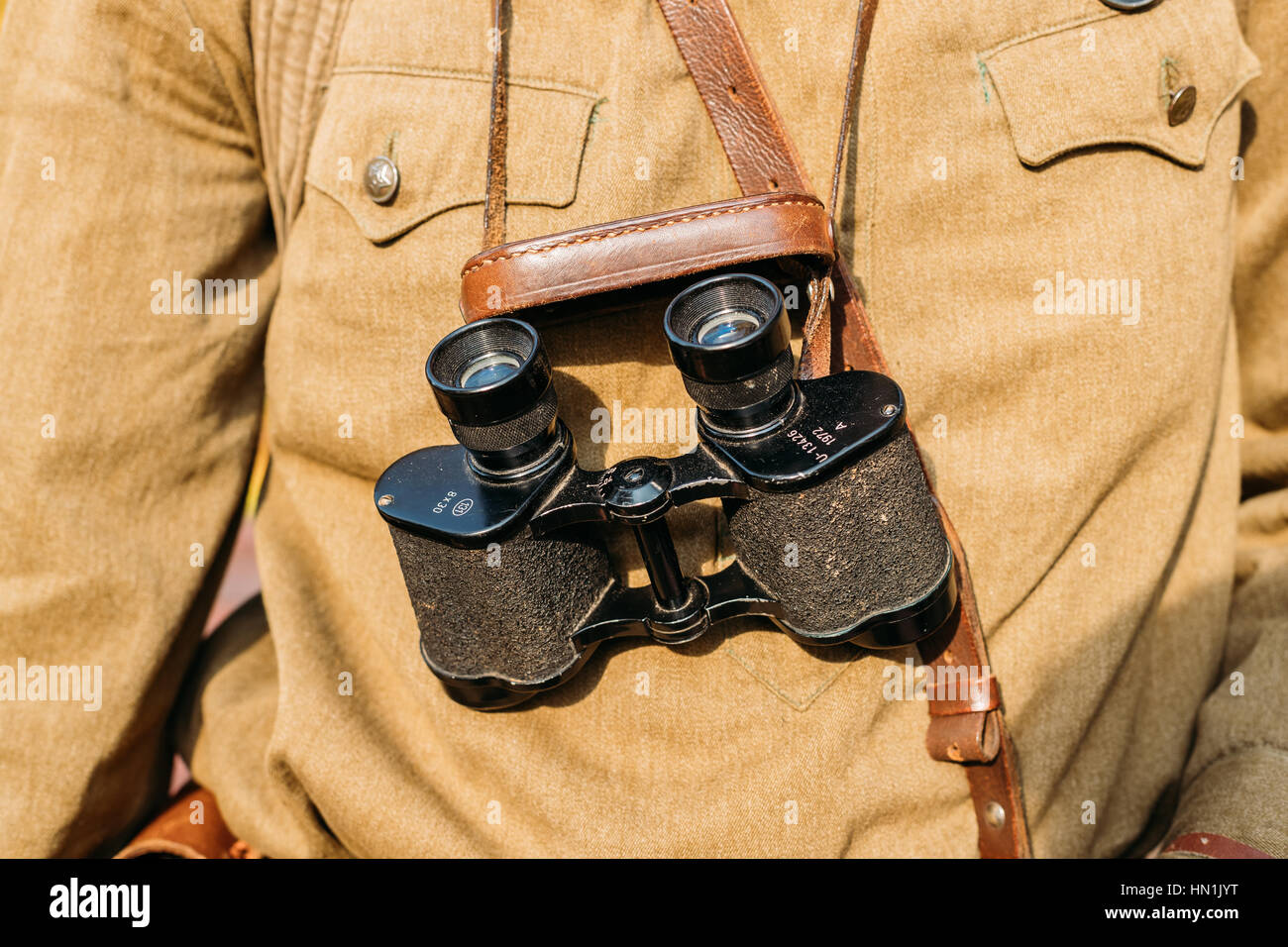 Nahaufnahme des militärischen Munition eine rote Armee russischen sowjetischen Infanterie Soldat im zweiten Weltkrieg. Deutsche Militär Fernglas Stockfoto