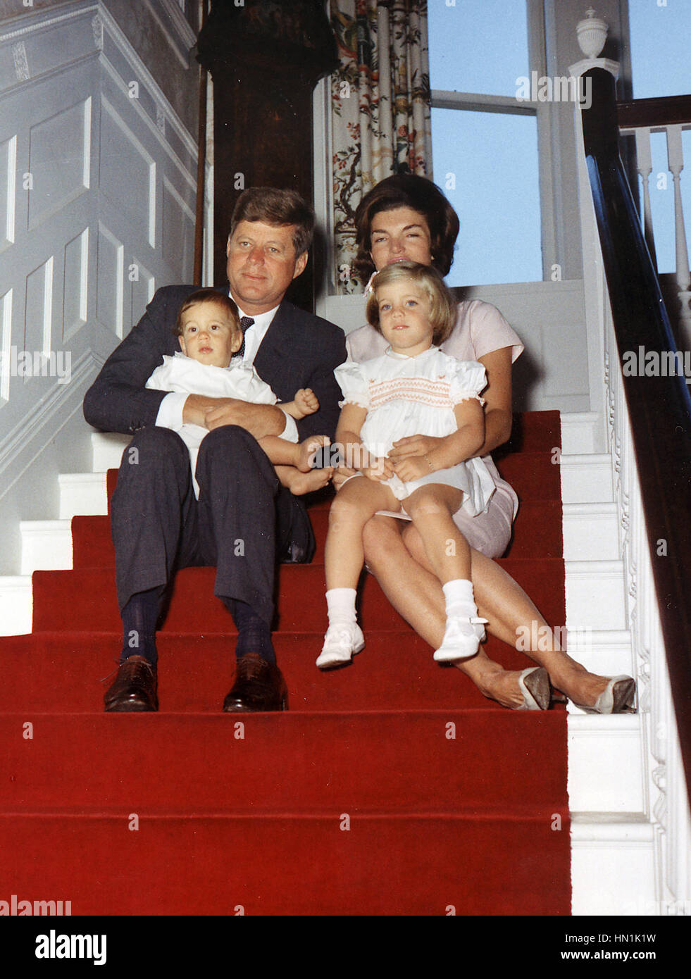 Kennedy mit Frau Jacquline und ihren Kindern John Jnr und Caroline im Weißen Haus im Jahr 1962. Foto: White House offizielle Stockfoto