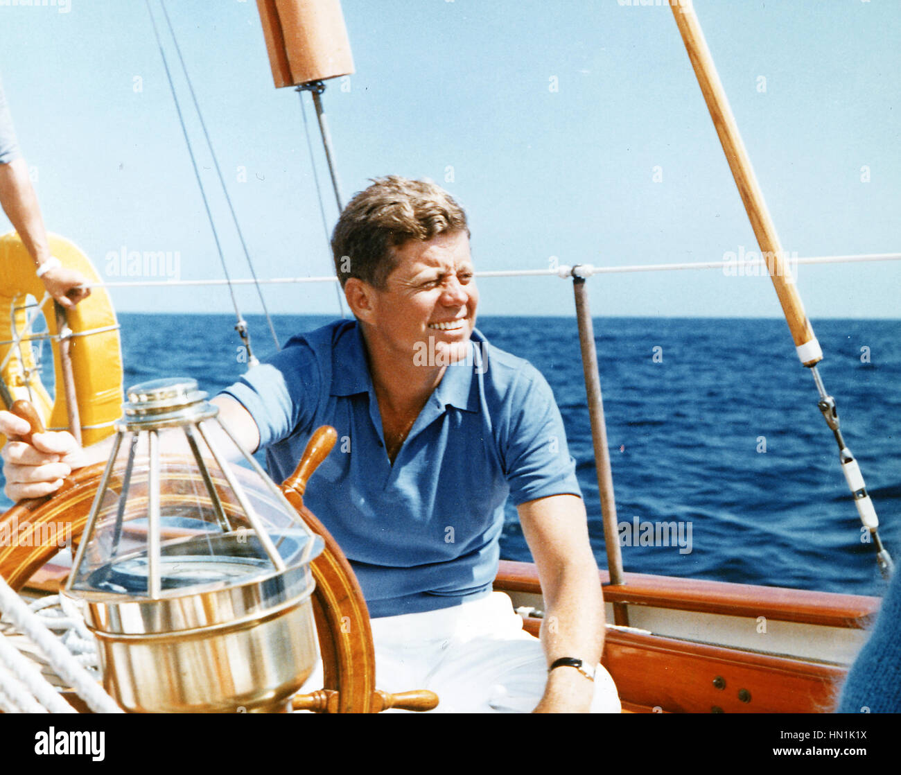 Kennedy (1917-1963) am Steuer einer uns Küstenwache yacht während Ihres Urlaubs in Hammersmith Farm am 26. August 1962 Stockfoto
