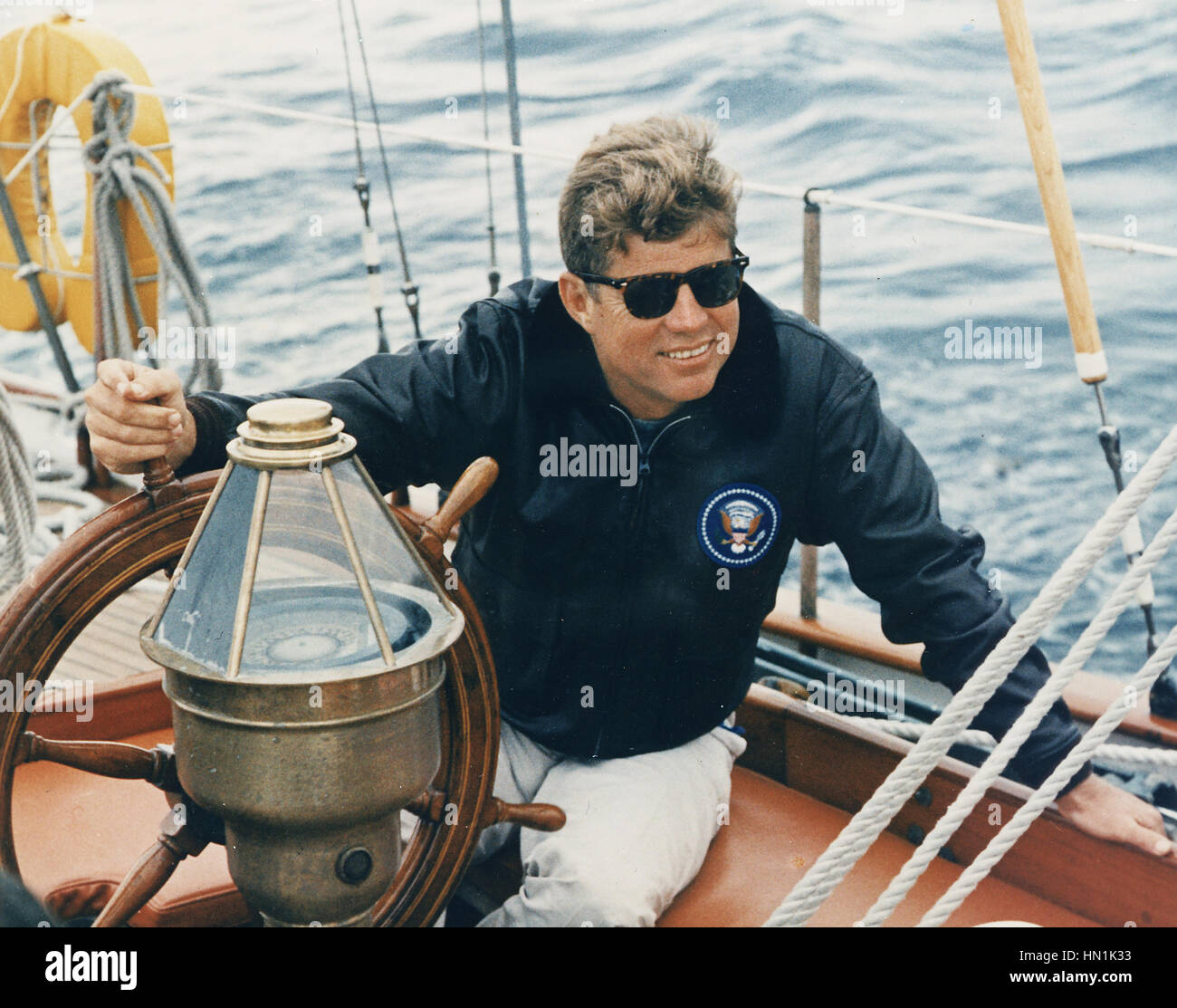 Kennedy (1917-1963) am Steuer einer uns Küstenwache yacht während Ihres Urlaubs in Maine auf 12. August 1962 Stockfoto