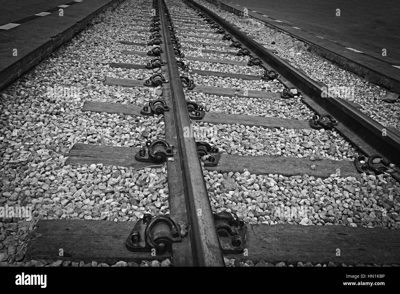 Cose oben: alte Eisenbahnbrücke über den River Kwai, Kanchanaburi, Thailand<vintage tone=""></vintage> Stockfoto