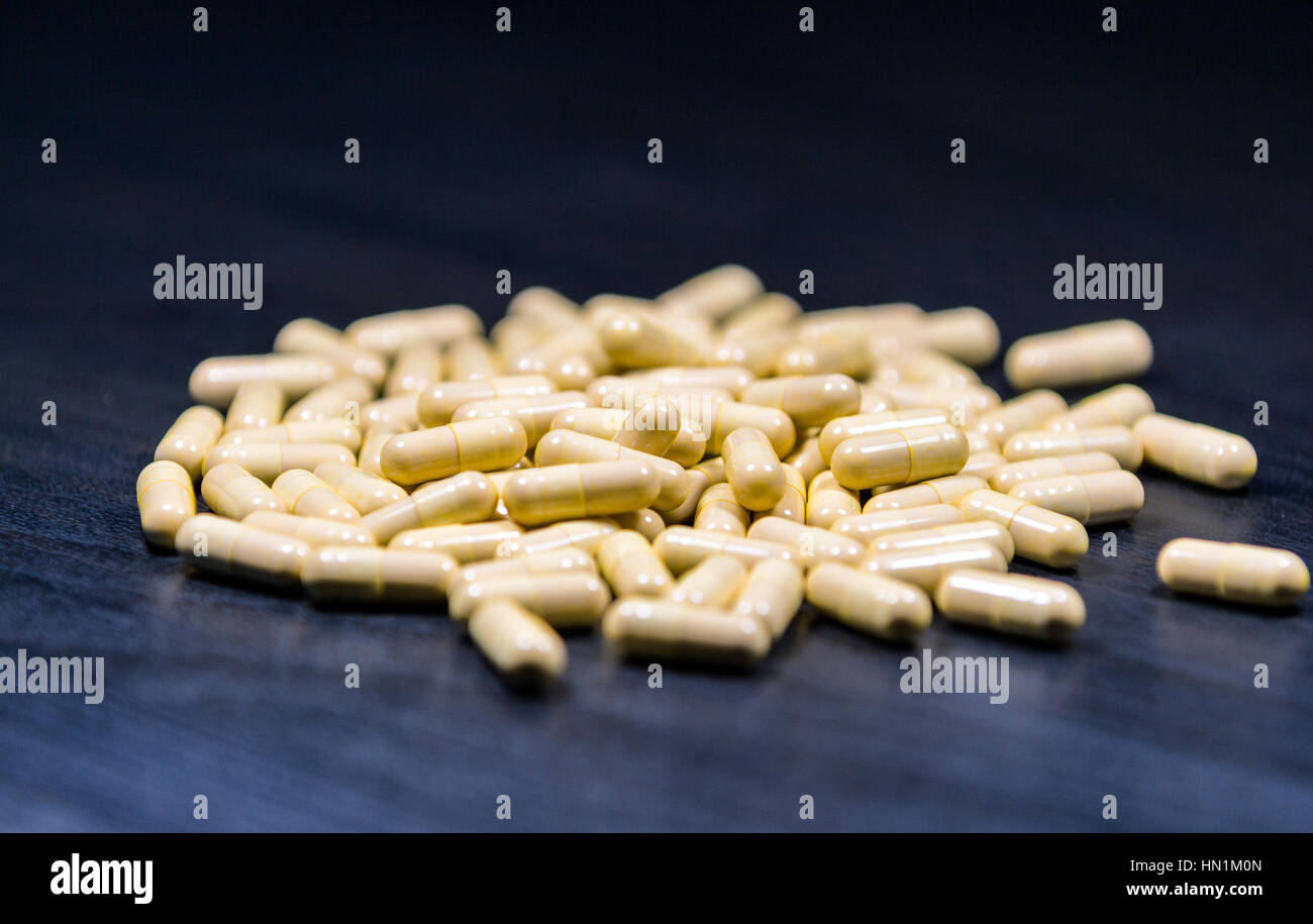 Medikamente und Pillen auf schwarzem Hintergrund Stockfoto