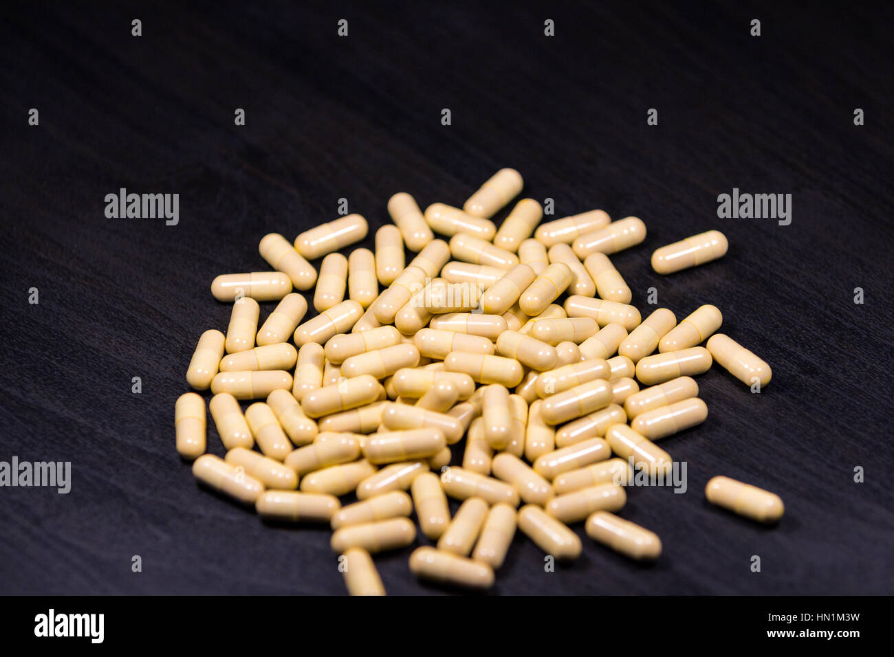 Medikamente und Pillen auf schwarzem Hintergrund Stockfoto