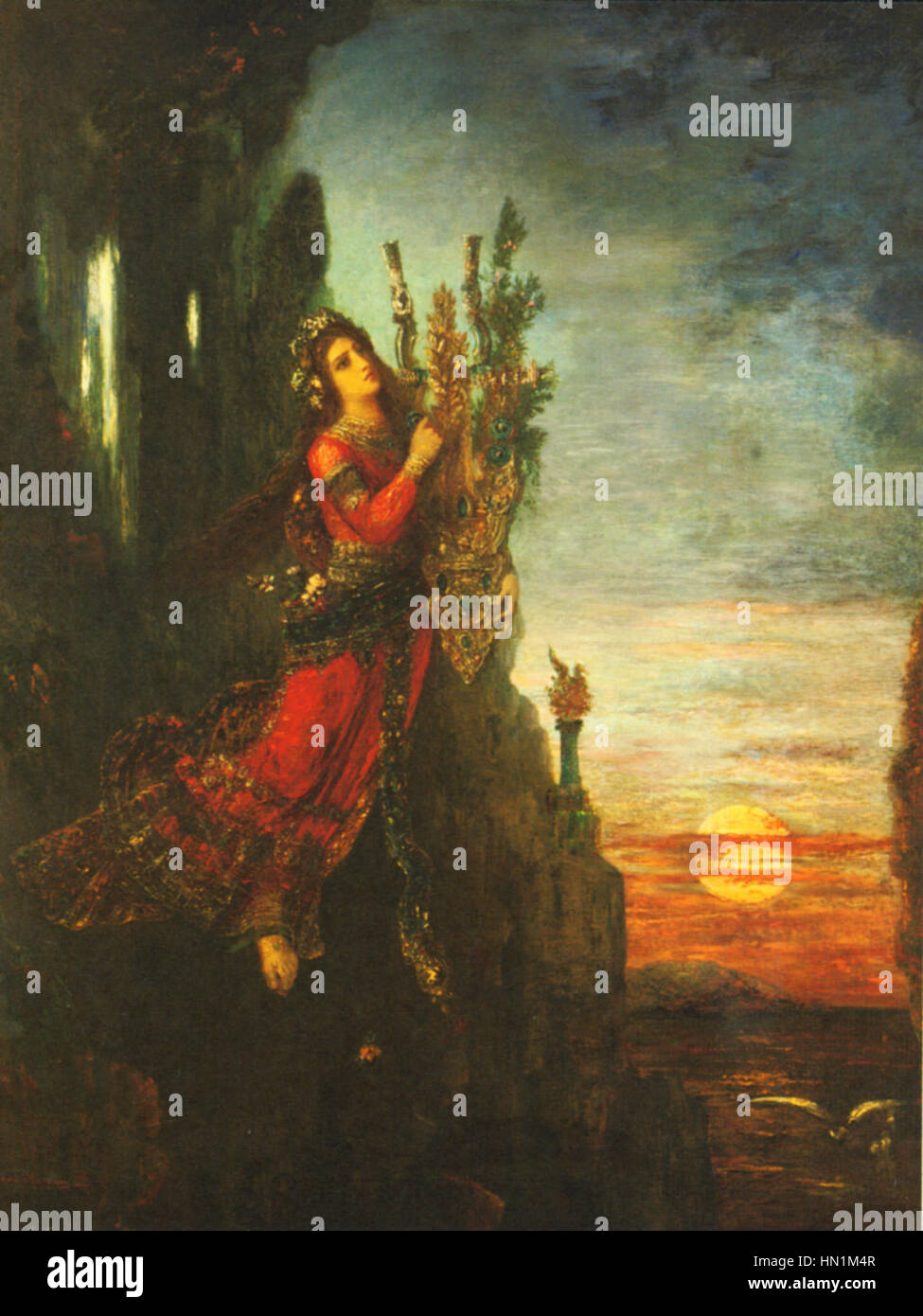 „Sappho“ von Gustave Moreau zeigt den griechischen Dichter Sappho auf sehr symbolische und detaillierte Weise. Das Gemälde vermittelt die intensive emotionale und intellektuelle Tiefe von Sappho und verbindet mythologische Themen mit satten Farben und komplizierten Texturen, ein charakteristisches Merkmal von Moreaus symbolischem Stil. Stockfoto