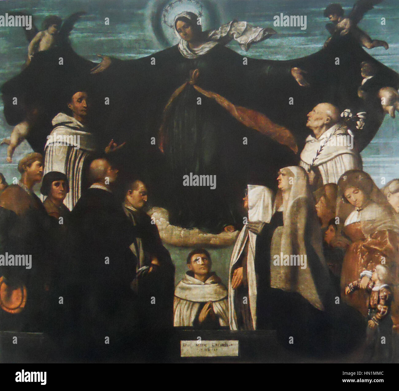 Die „Madonna del Carmelo“ von Moretto zeigt die Jungfrau Maria mit Kind, umgeben von einer himmlischen Atmosphäre. Das Stück ist typisch für den italienischen Renaissance-Stil, mit ruhigen Tönen und einer Betonung der göttlichen und mütterlichen Bindung. Stockfoto