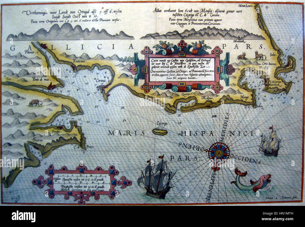 Lucas Jansz Waghenaers Karte von Galicien, datiert 1586, ist eine detaillierte Seekarte der Region, die Küstenmerkmale und Schifffahrtsrouten von Portugal bis Kap Finisterre zeigt und die Bedeutung der Seefahrtsforschung im späten 16. Jahrhundert widerspiegelt. Stockfoto
