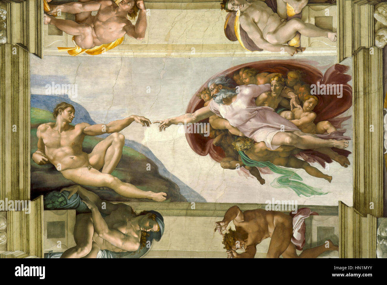 Michelangelos „Erschaffung Adams“ ist eine der berühmtesten Fresken in der Sixtinischen Kapelle. Das Gemälde zeigt den biblischen Moment, in dem Gott Adams Finger berührt und damit den Funken des Lebens symbolisiert. Stockfoto