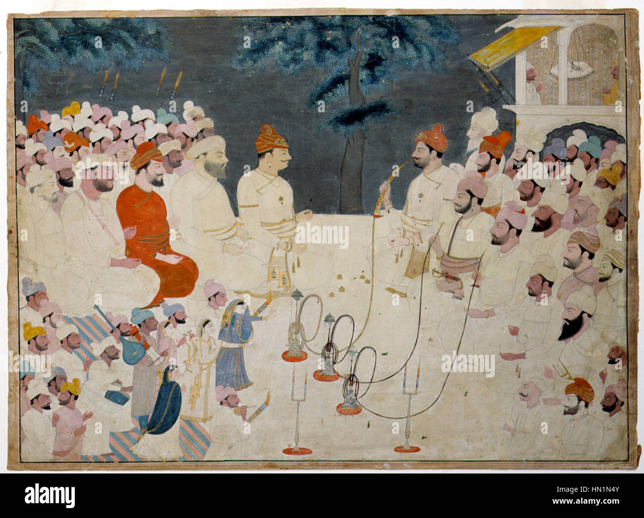 Dieses Gemälde zeigt Maharaja Sansar Chand, der Besucher empfängt, und zeigt die Opulenz und Pracht seines Hofes. Das Kunstwerk spiegelt den kulturellen und politischen Einfluss des Maharadschas während seiner Herrschaft im Indien des 18. Jahrhunderts wider und unterstreicht seine Macht und seinen Status. Stockfoto