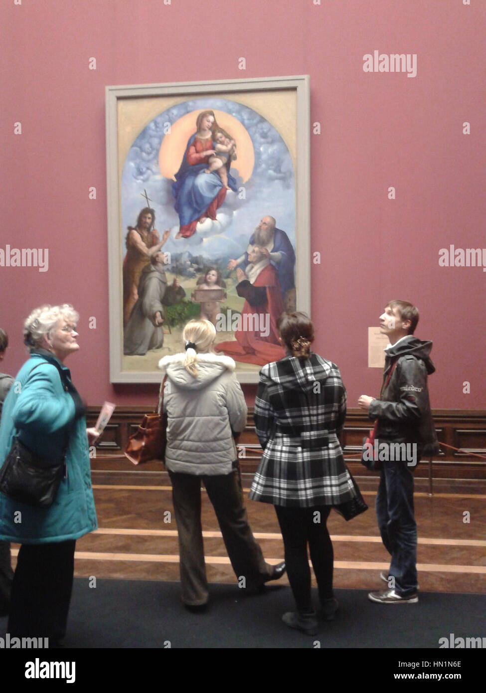 Die „Madonna di Foligno“ ist ein berühmtes Gemälde von Raphael, das die Jungfrau Maria umgibt von Heiligen. Diese in Dresden beheimatete Version spiegelt Raffaels Meisterschaft in religiöser Komposition und Renaissance-Maltechniken wider. Stockfoto