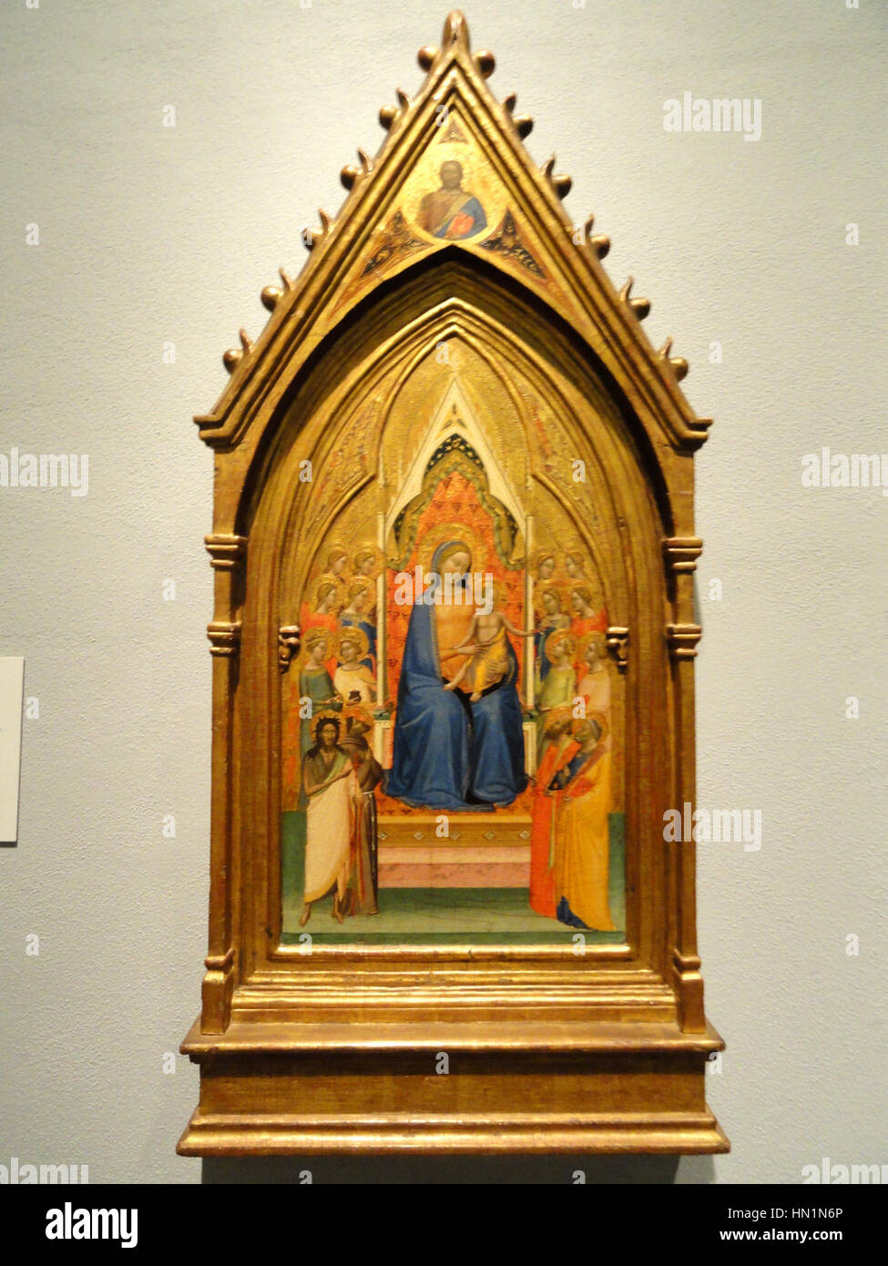 Madonna und Kind inthronisiert mit acht Heiligen und acht Engeln, Bernardo Daddi und Workshop, Florenz, c. 1338-1340 - Nelson-Atkins Museum of Art - DSC08297 Stockfoto