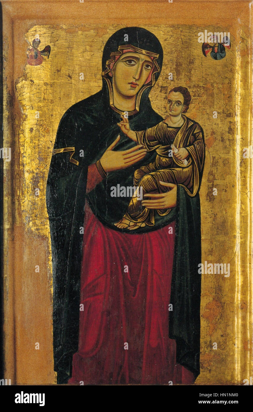 Dieses Kunstwerk aus den Jahren 1240 bis 1250 zeigt die Madonna mit Kind und zwei Engeln in Peccioli, an der Prepositura di San Verano. Das Werk ist ein Paradebeispiel der frühen italienischen religiösen Kunst aus dem 13. Jahrhundert. Stockfoto