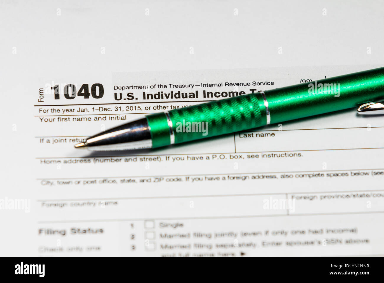 1040-Steuererklärung mit einem Stift Stockfoto